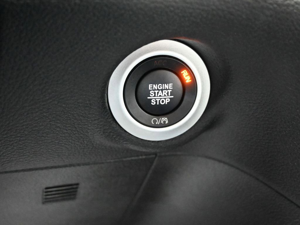 Used 2024 Chrysler Pacifica Select image 25