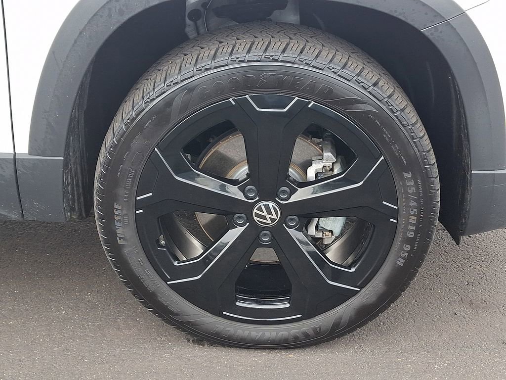 Certified 2025 Volkswagen Taos SE AWD/4WD image 8