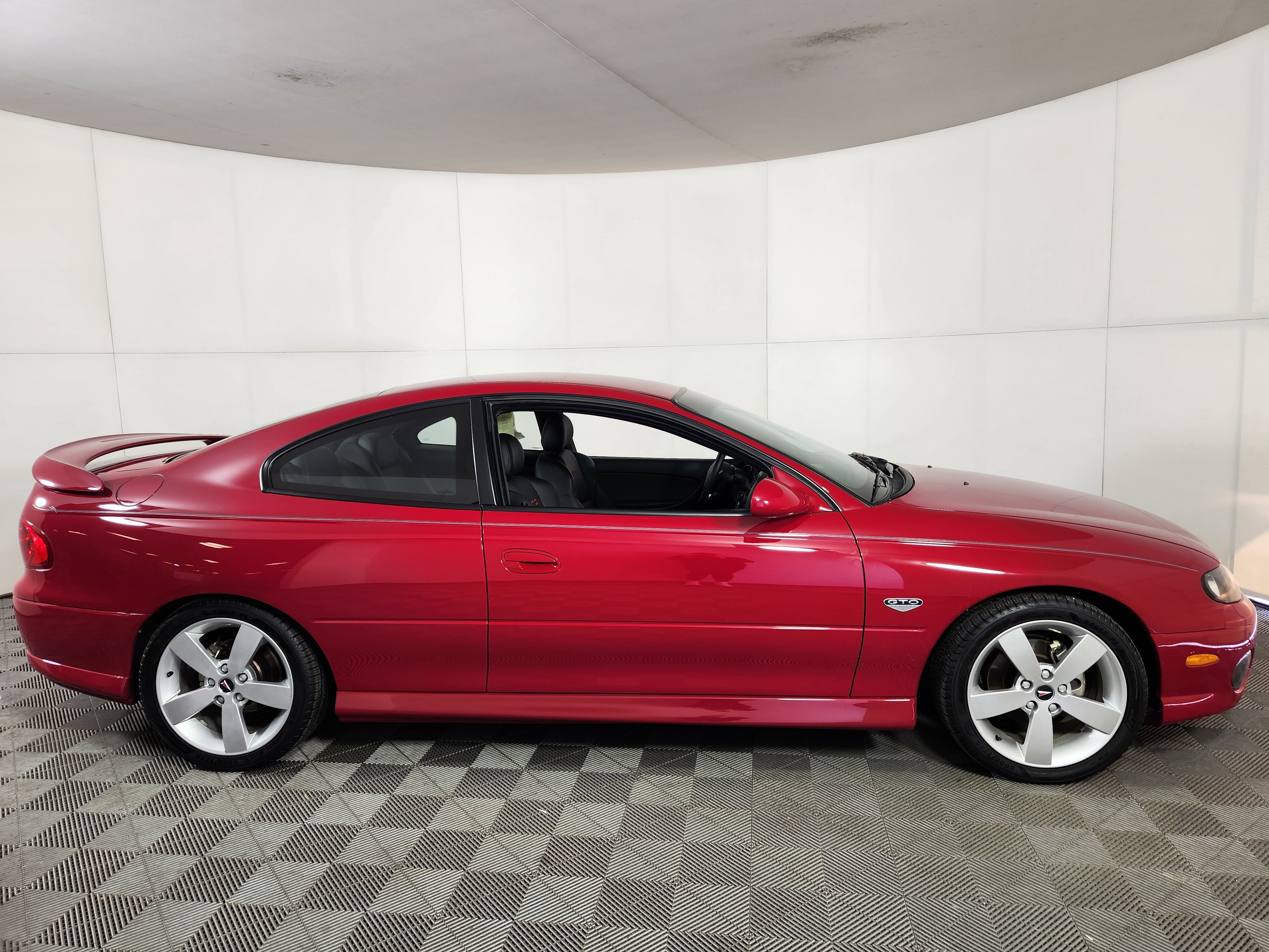 Used 2004 Pontiac GTO w/ Limited Edition Pulse Red RWD image 8