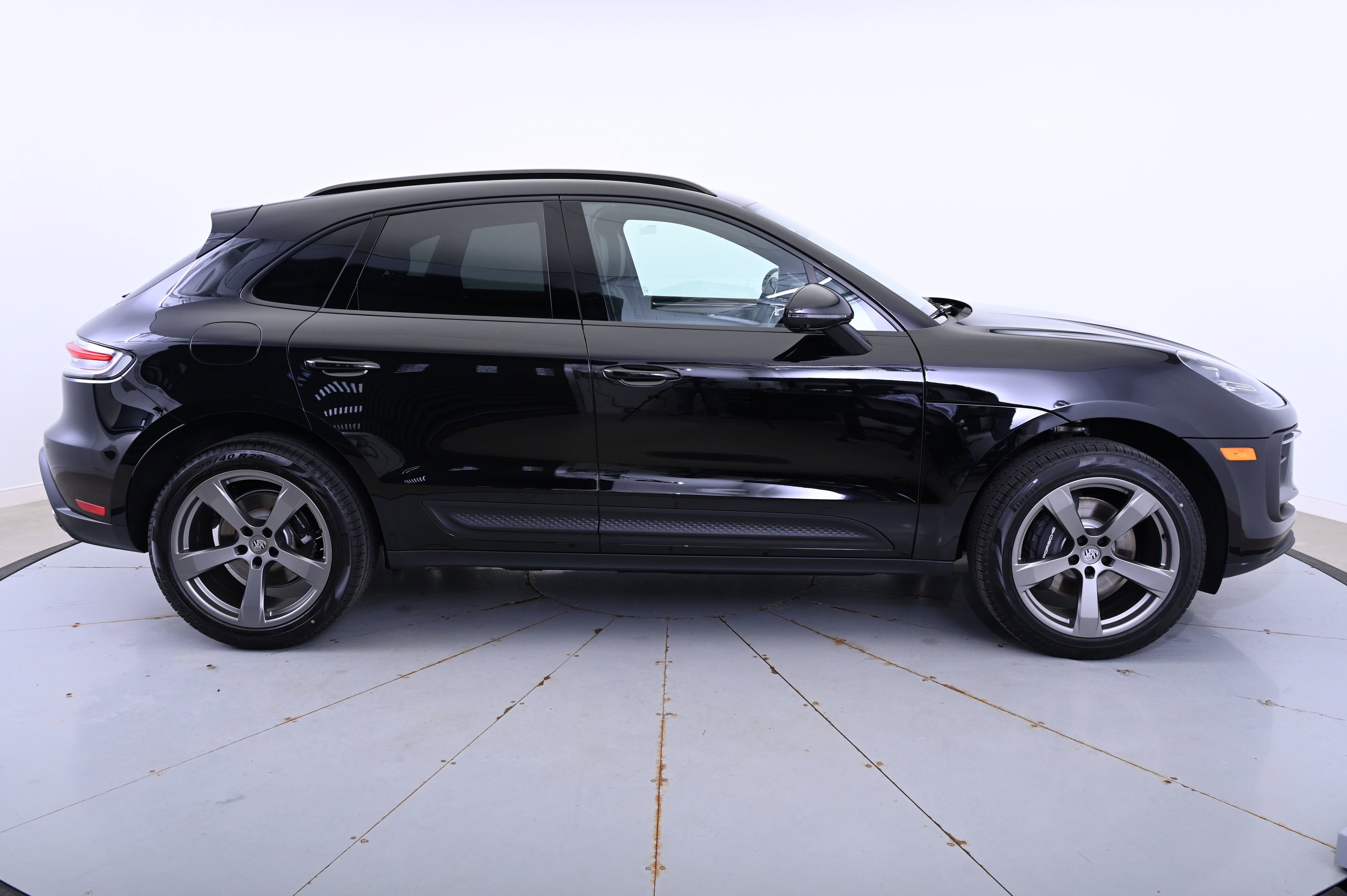 Certified 2025 Porsche Macan image 8