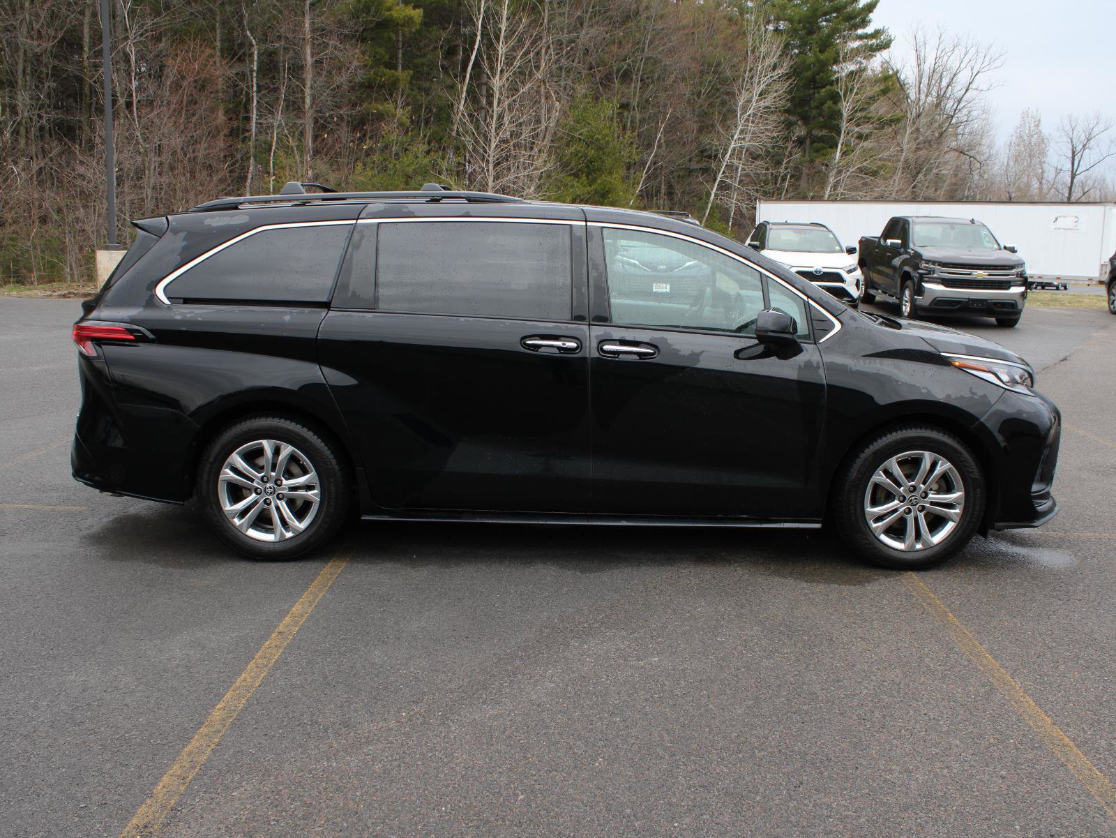 Used 2022 Toyota Sienna XSE w/ XSE Plus Package image 4