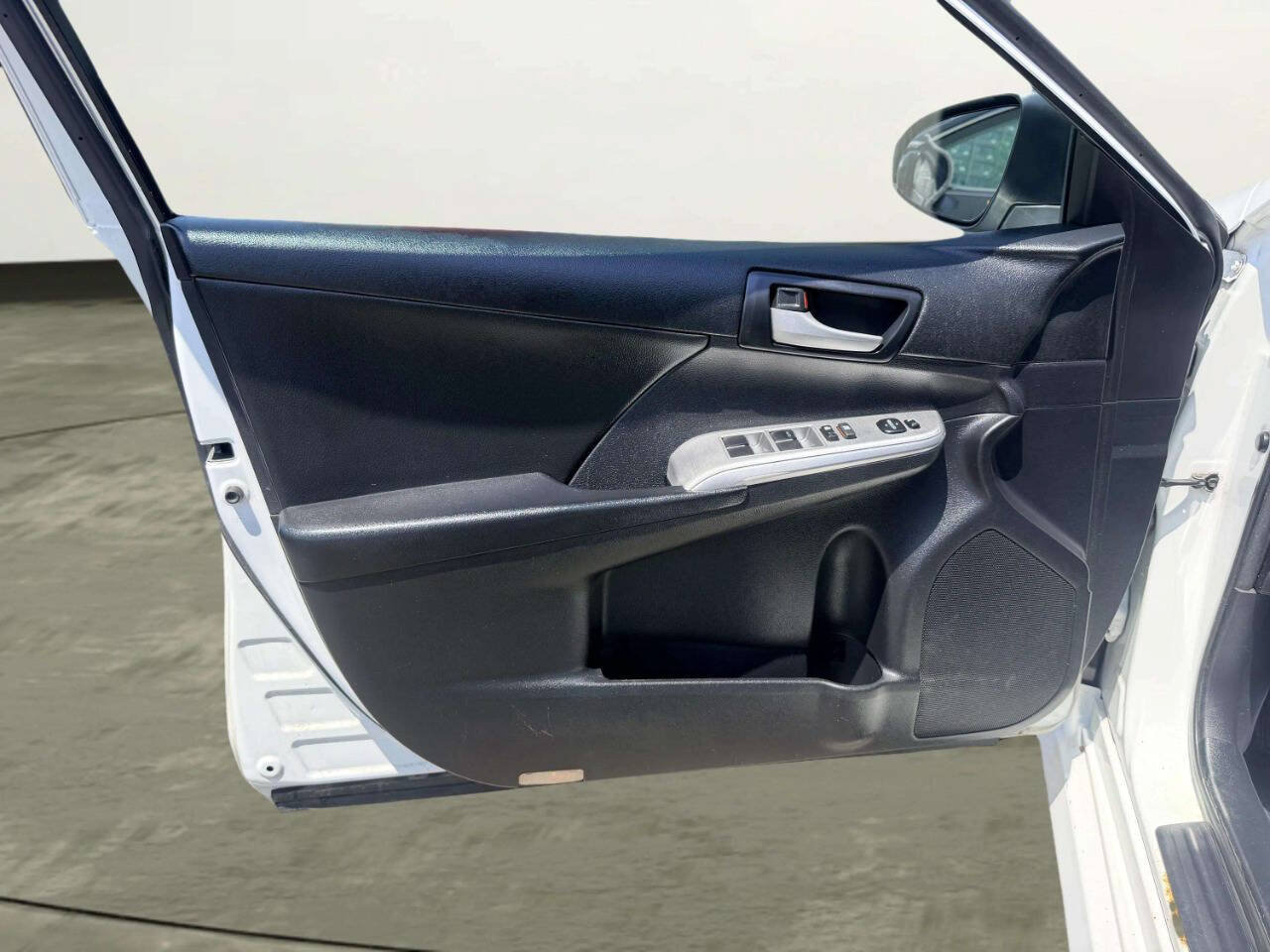 Used 2014 Toyota Camry SE FWD image 15