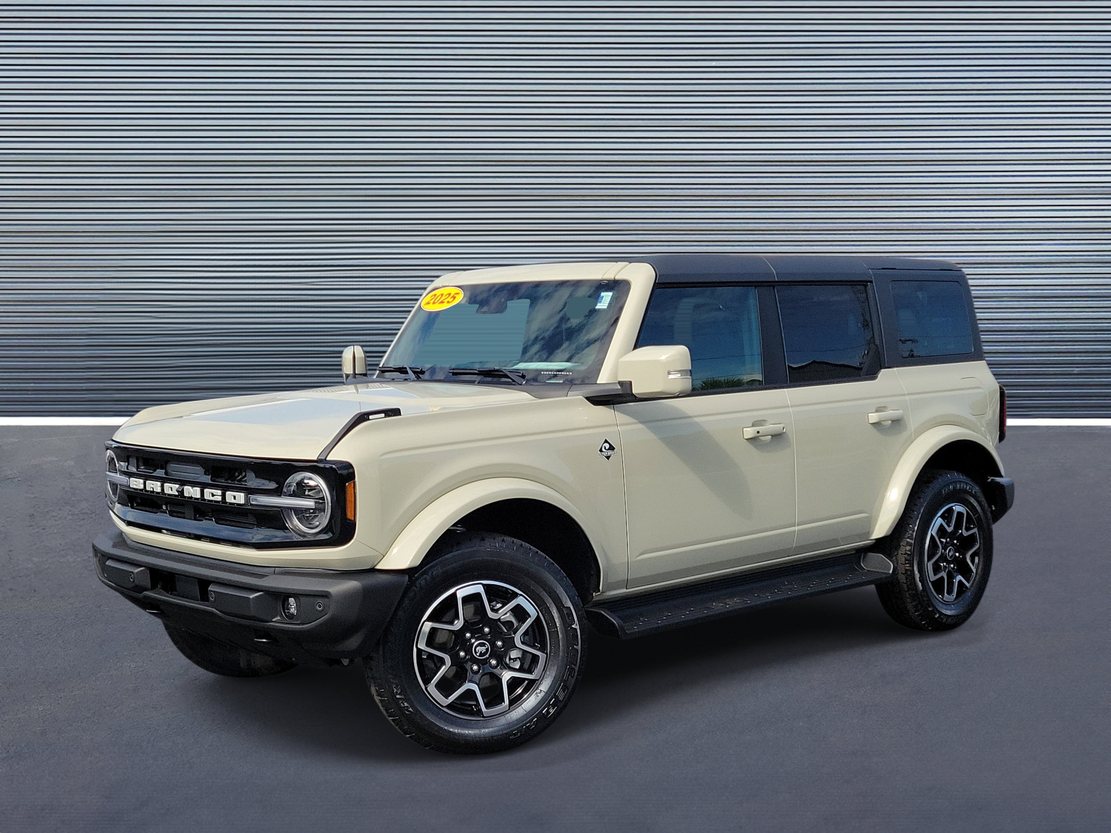 Used 2025 Ford Bronco Outer Banks AWD/4WD image 1