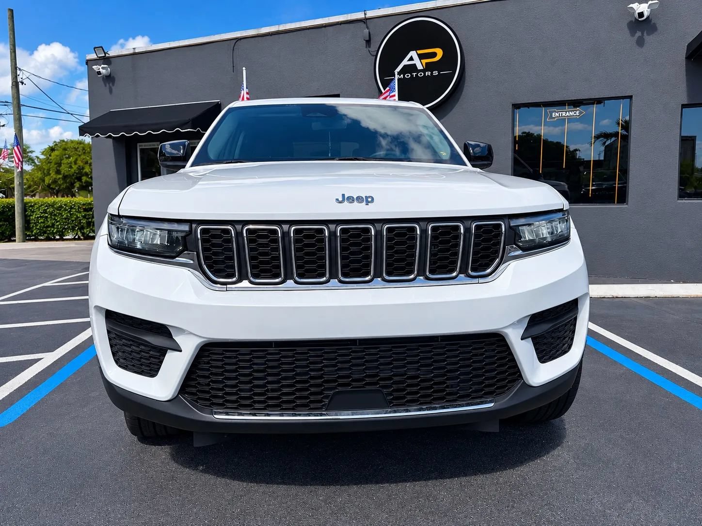 Used 2023 Jeep Grand Cherokee Laredo X RWD image 3