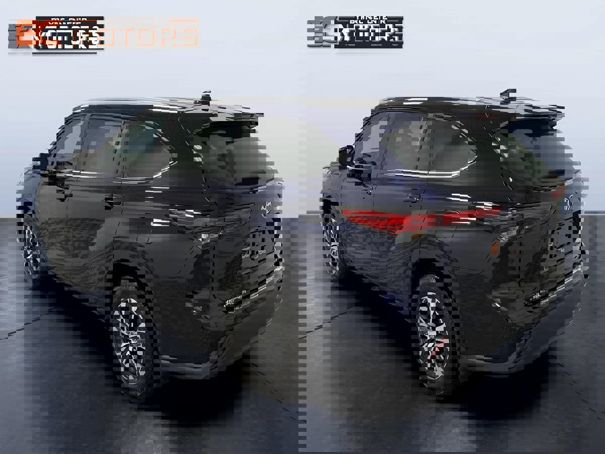 Used 2023 Toyota Highlander XLE image 4