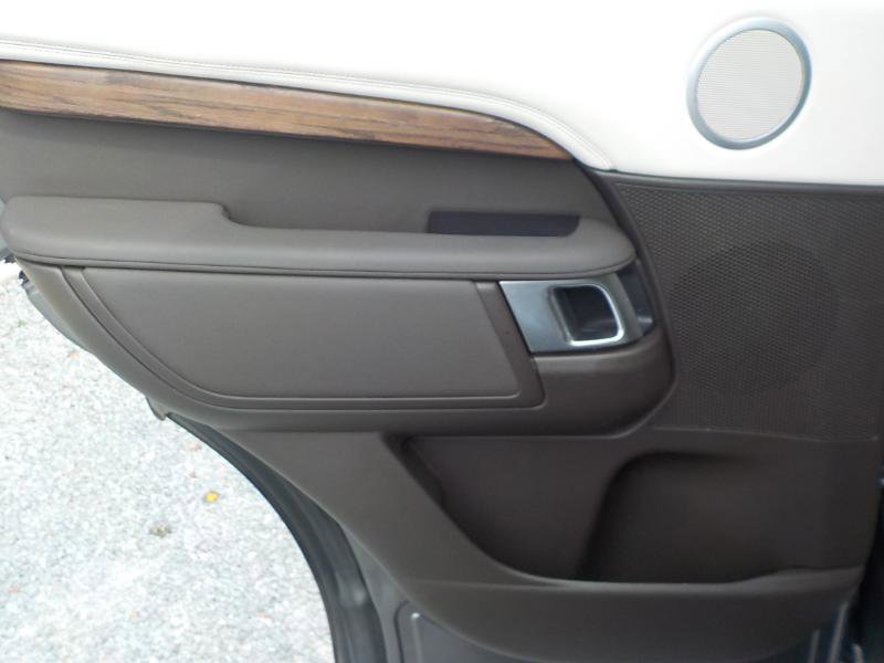 Used 2017 Land Rover Discovery HSE image 31