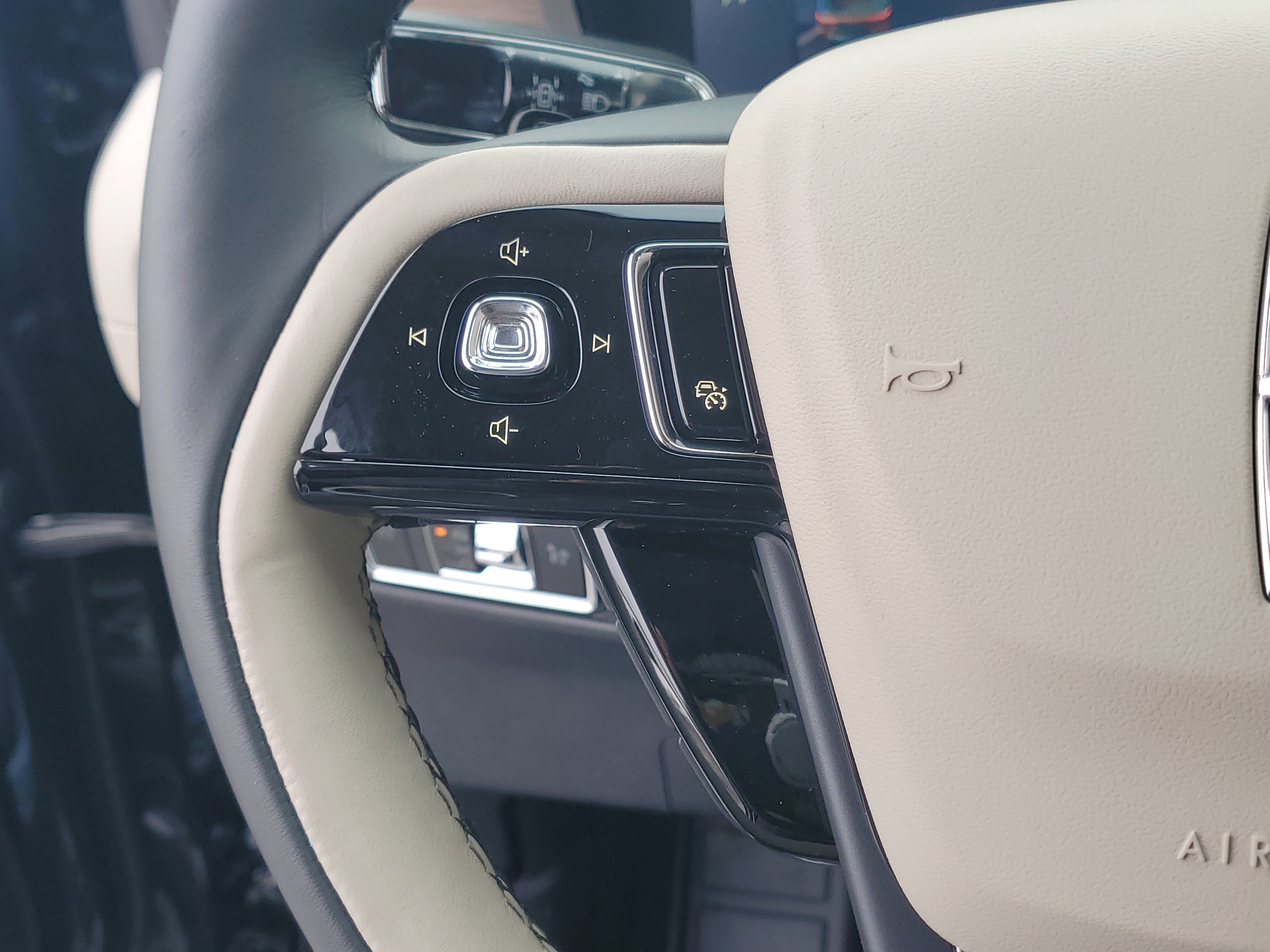 New 2025 Lincoln Corsair Reserve w/ Jet Appearance Package image 16