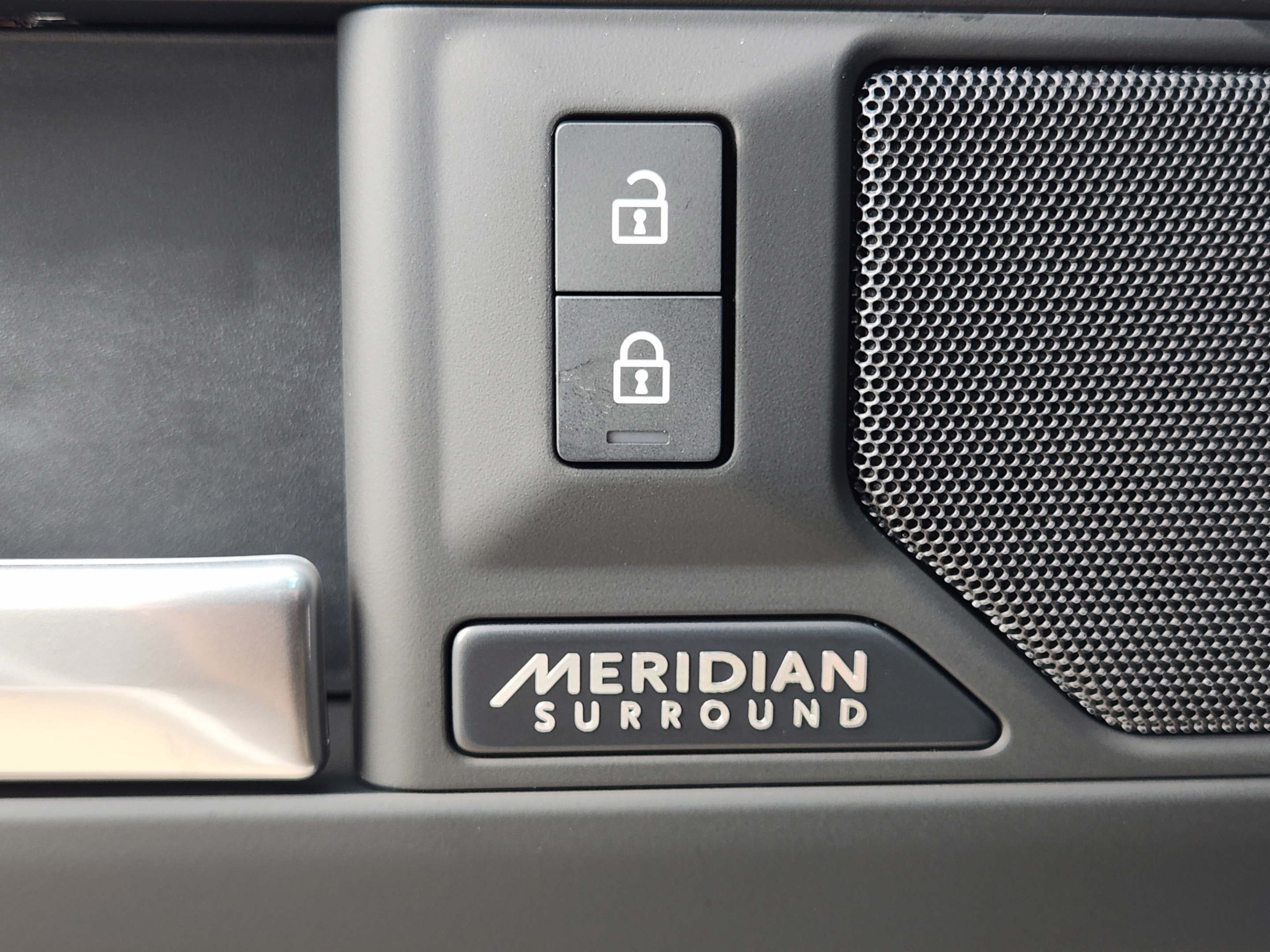 New 2026 Land Rover Defender 110 X-Dynamic SE AWD/4WD image 18
