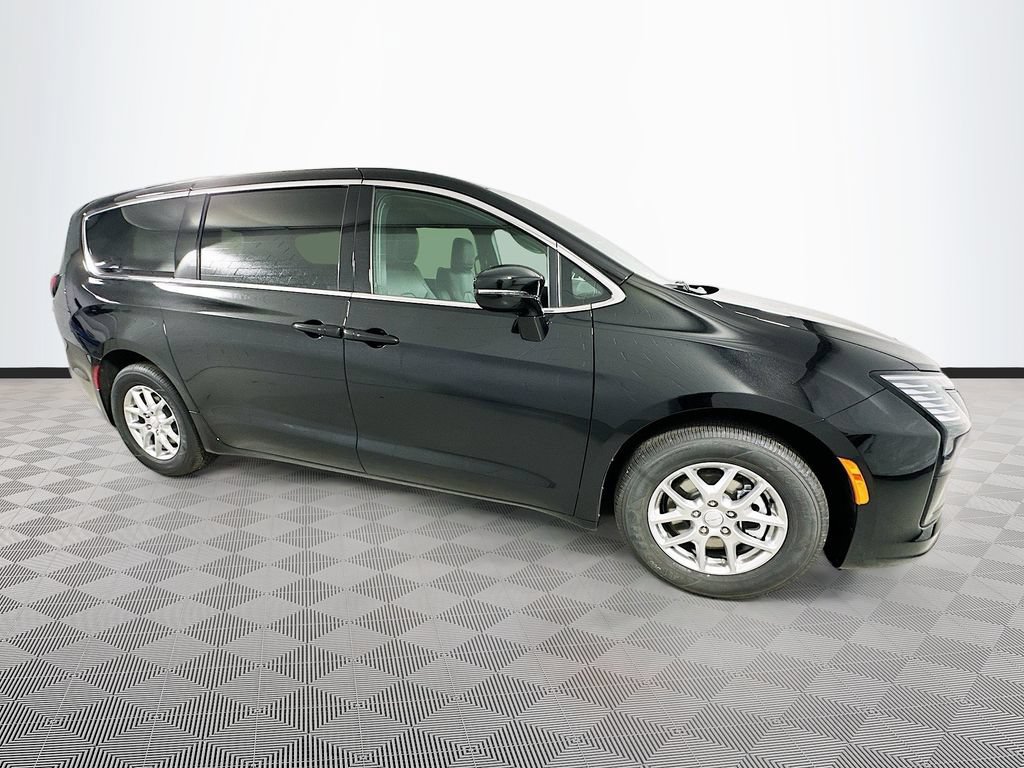 New 2027 Chrysler Pacifica Select FWD image 4