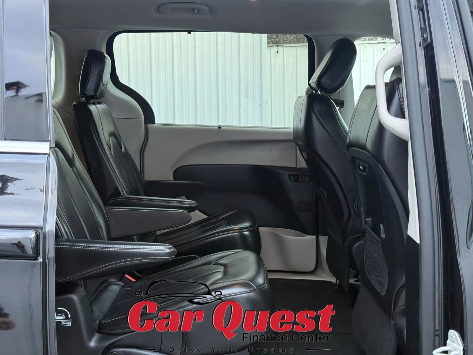Used 2023 Chrysler Pacifica Touring-L FWD image 18