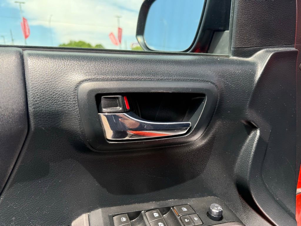 Used 2017 Toyota Tacoma TRD Sport w/ Tow Package (A/T) image 12