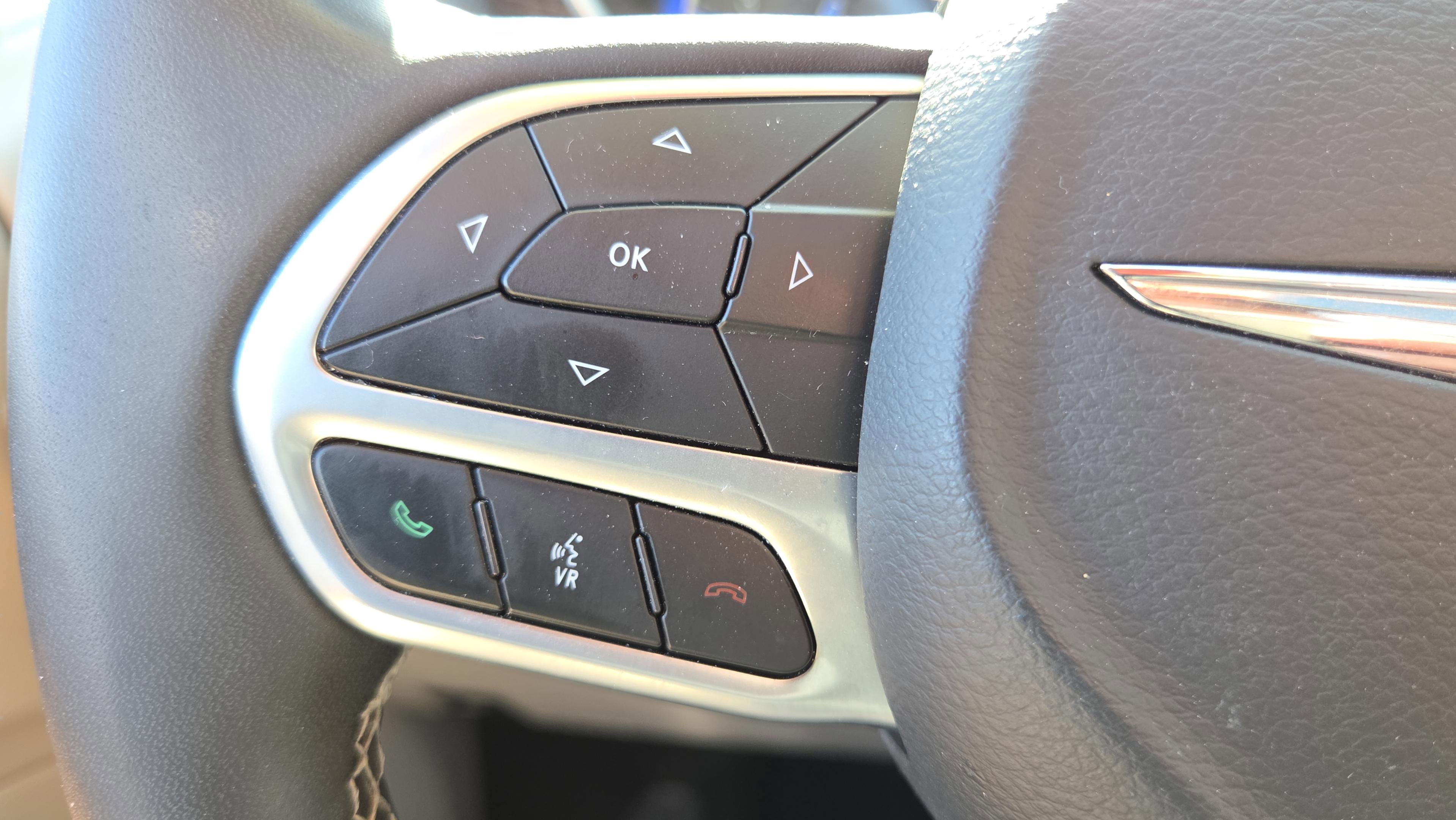 Used 2023 Chrysler Pacifica Limited w/ Uconnect Theater Family Group image 37