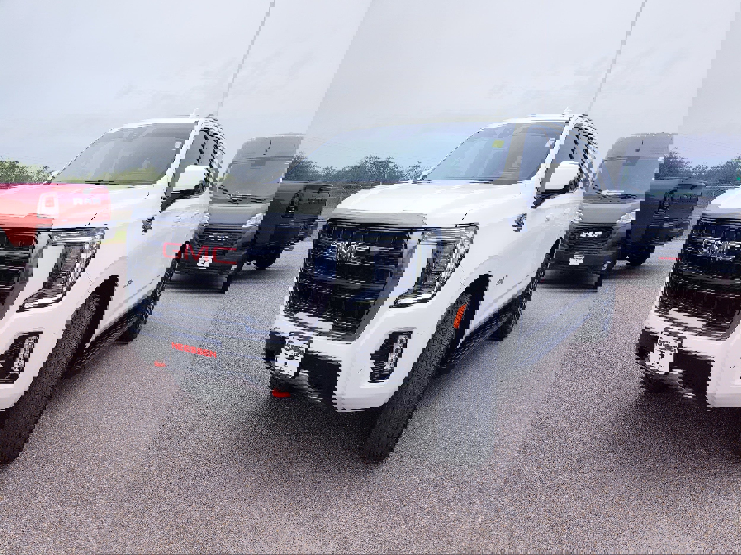 Used 2024 GMC Yukon AT4 w/ Technology Package image 3