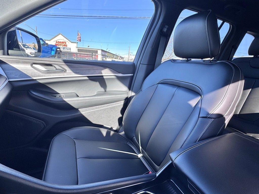 New 2025 Jeep Grand Cherokee Limited w/ Black Appearance Package image 14