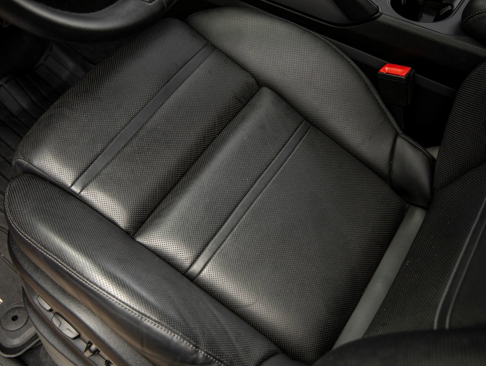 Certified 2024 Porsche Cayenne Coupe AWD/4WD image 22