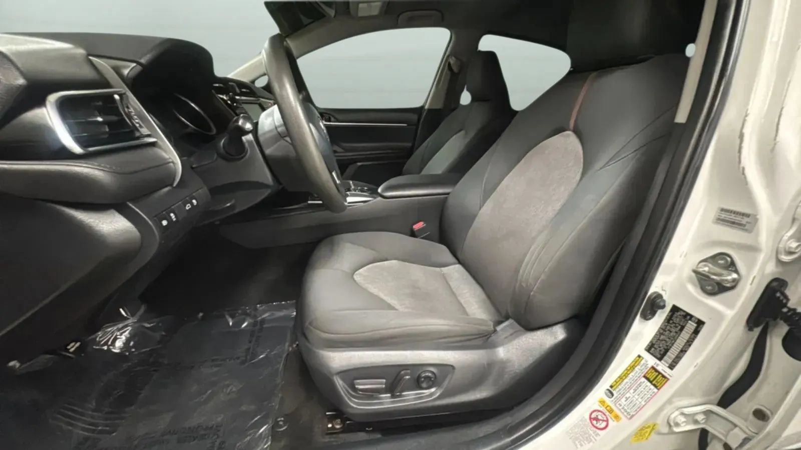 Used 2018 Toyota Camry LE FWD image 22
