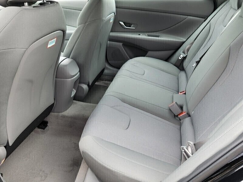Used 2026 Hyundai Elantra SE w/ Cargo Package FWD image 5