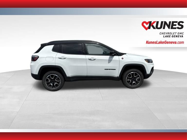 Used 2025 Jeep Compass Trailhawk AWD/4WD image 3