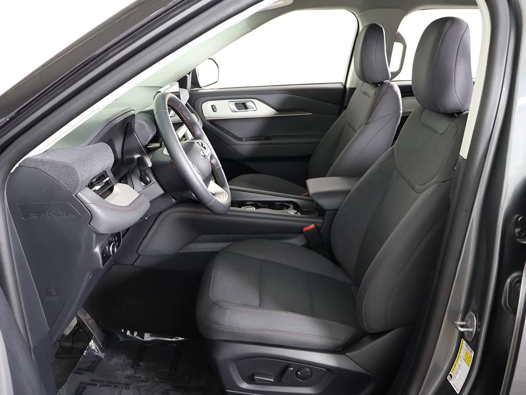 Used 2025 Ford Explorer Active AWD/4WD image 29