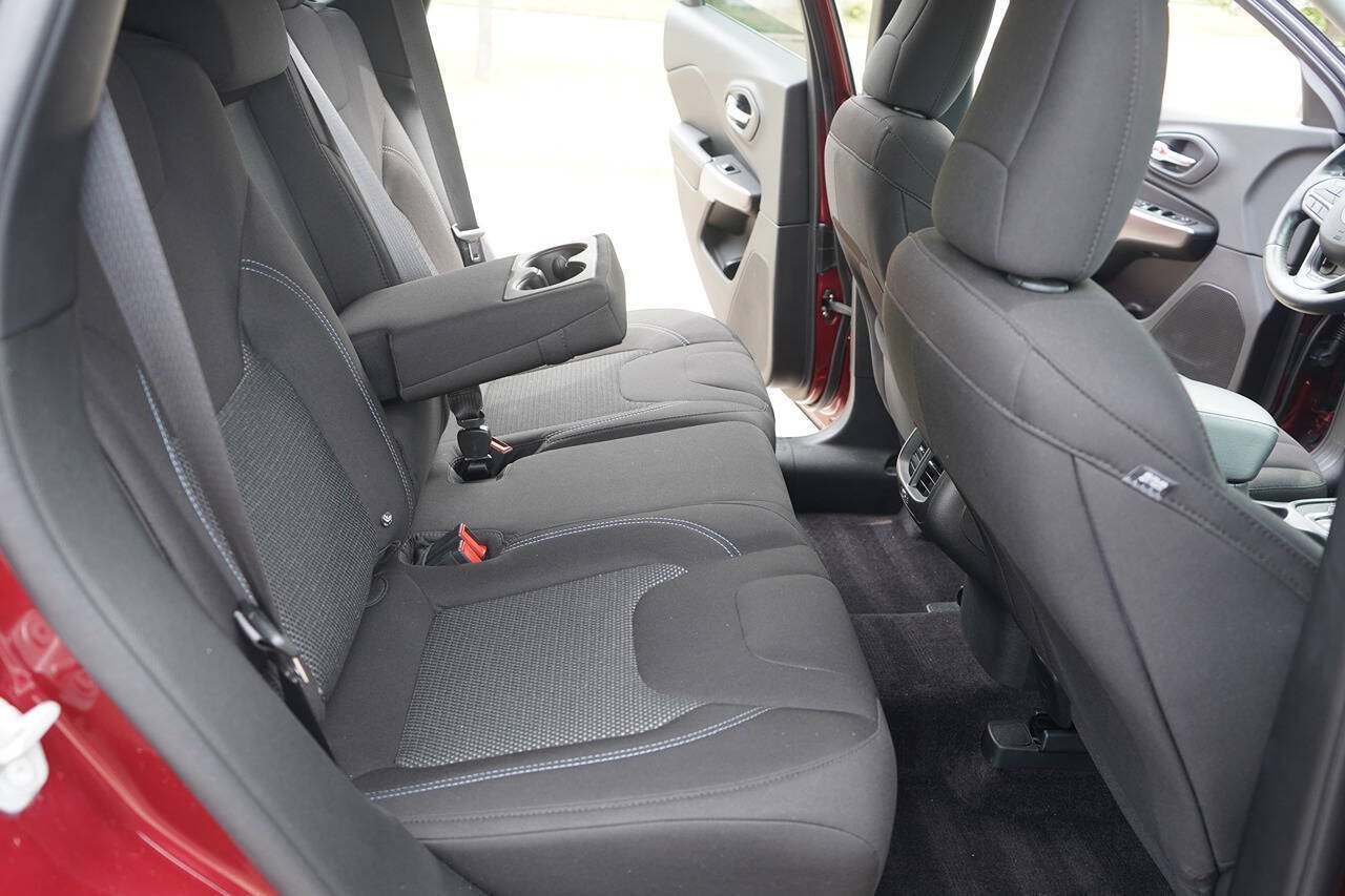 Used 2019 Jeep Cherokee Latitude w/ Cold Weather Group AWD/4WD image 17