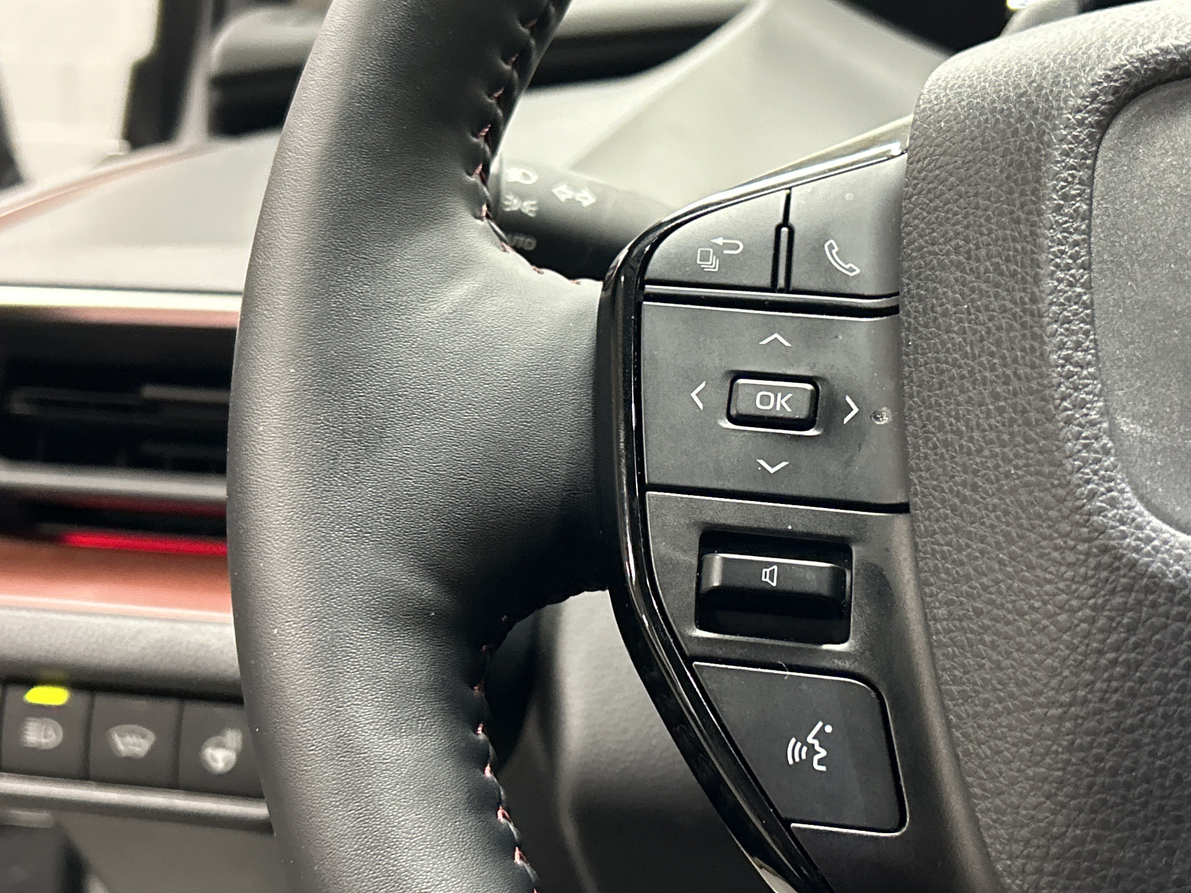 Used 2024 Toyota Prius Prime FWD image 18
