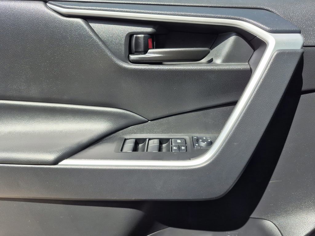 Used 2024 Toyota RAV4 LE image 7