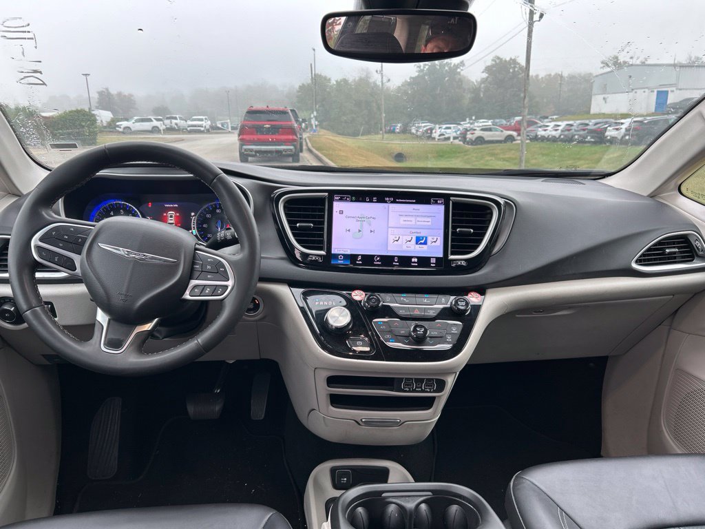 Used 2024 Chrysler Pacifica Touring-L FWD image 5