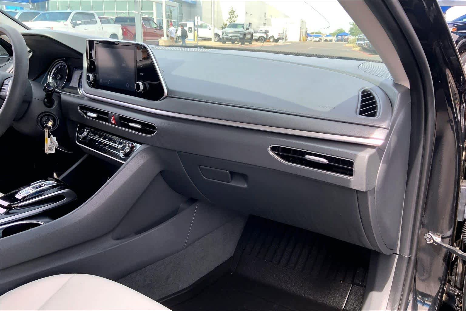 Used 2022 Hyundai Sonata SE w/ Preferred Accessory Package FWD image 18