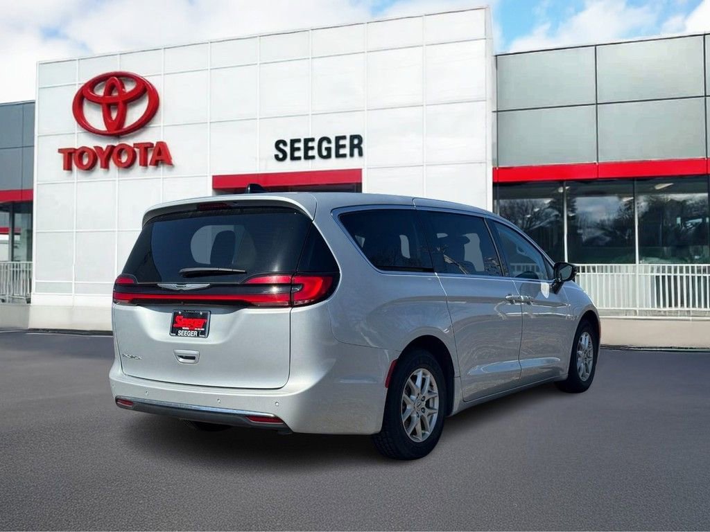 Used 2024 Chrysler Pacifica Touring-L image 3