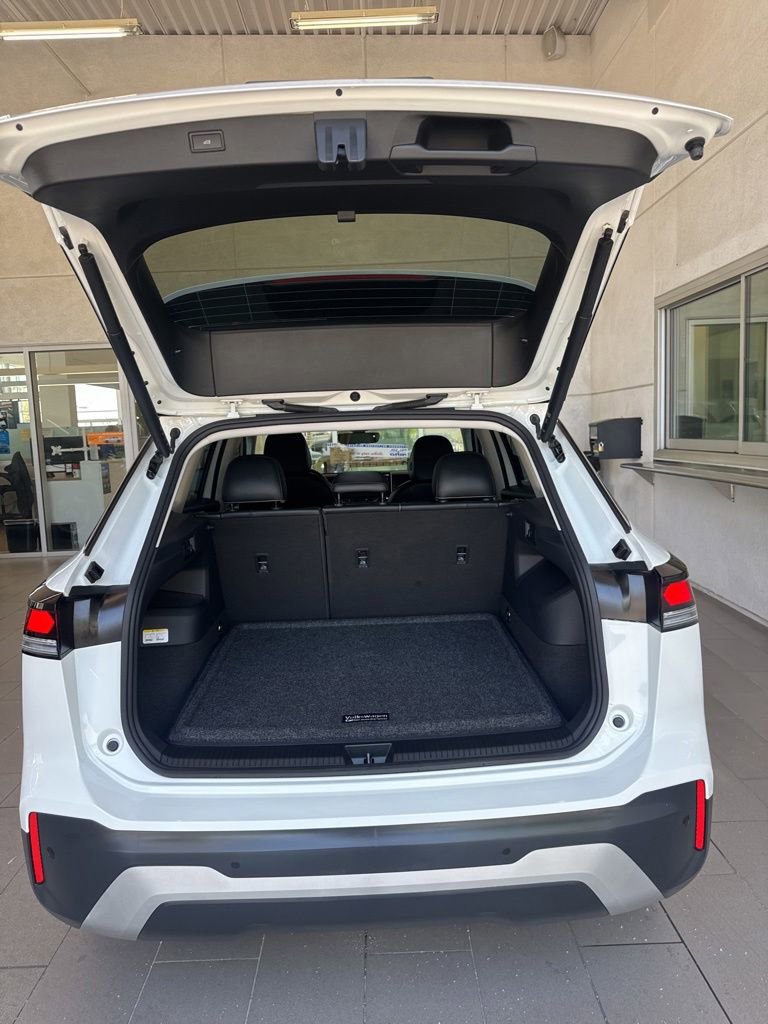 Certified 2025 Volkswagen Tiguan SE FWD image 12