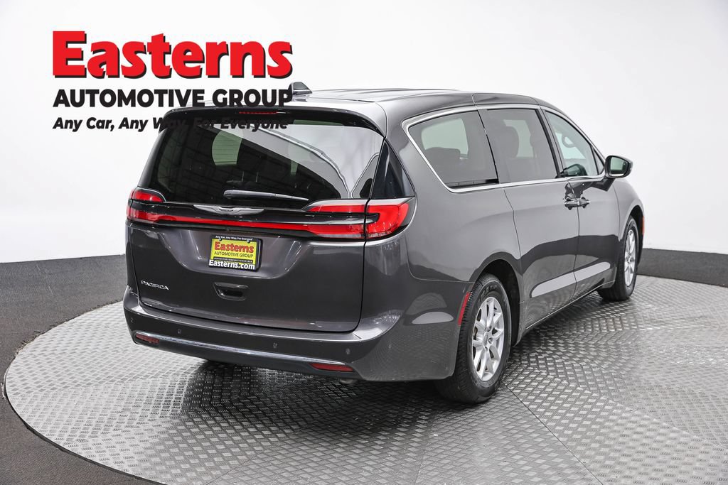 Used 2023 Chrysler Pacifica Touring-L FWD image 5