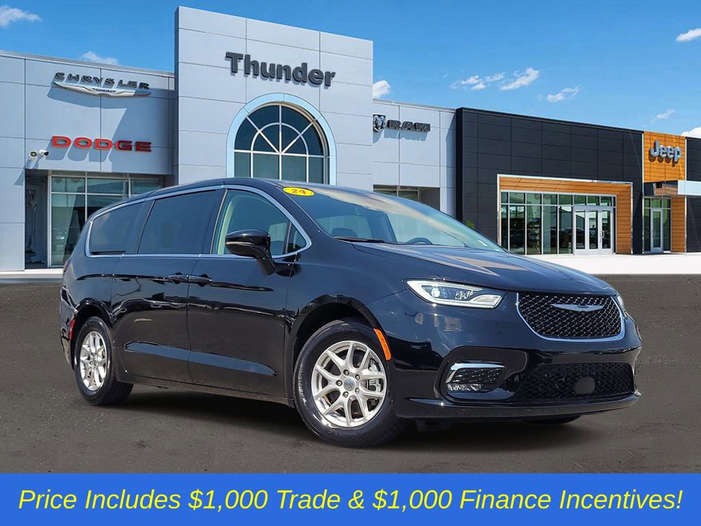 Used 2024 Chrysler Pacifica Touring-L image 1