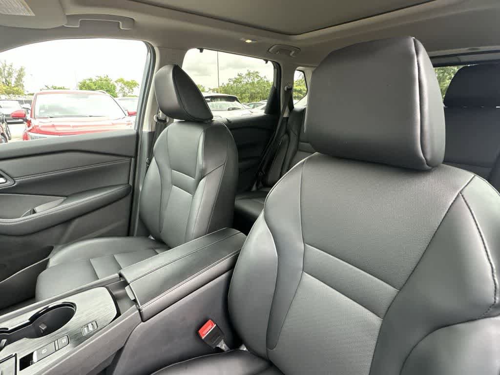 Used 2025 Nissan Rogue SV w/ SV Premium Package FWD image 14