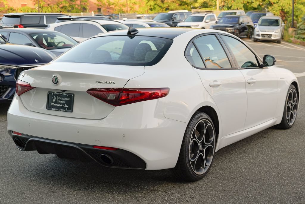 Used 2023 Alfa Romeo Giulia Veloce AWD/4WD image 7