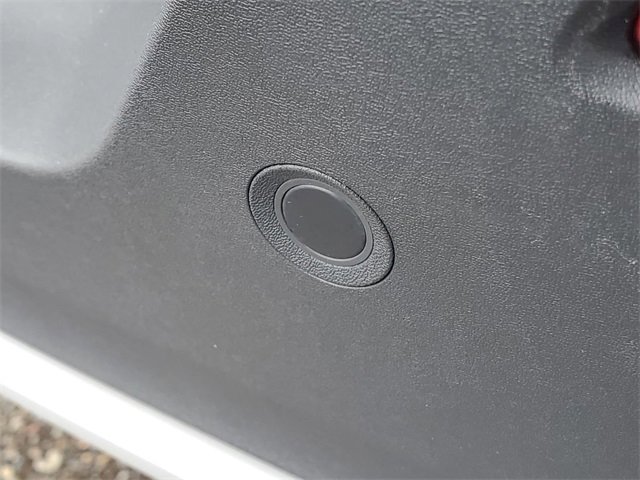 Used 2025 Volvo XC40 B5 Core image 9