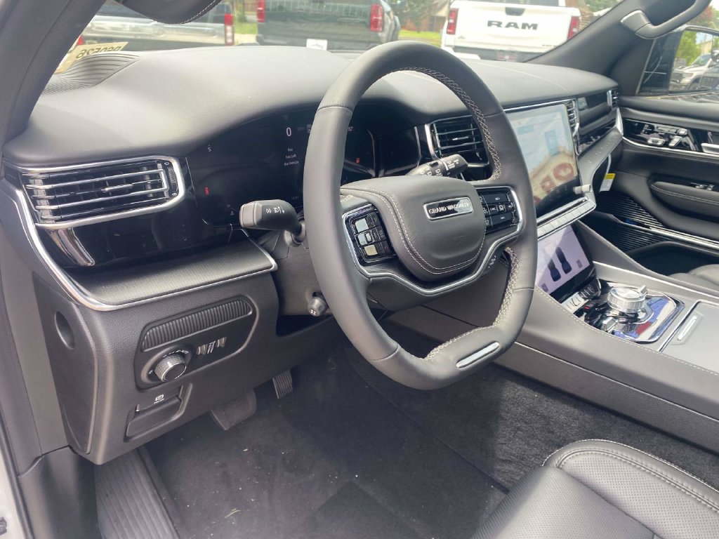 New 2026 Jeep Grand Wagoneer Summit w/ Premium Group III AWD/4WD image 17