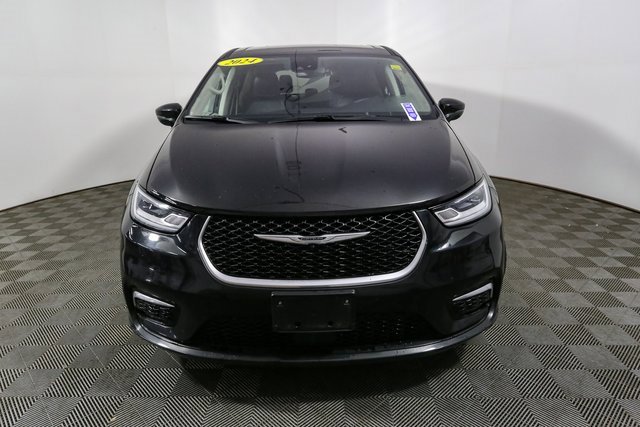 Used 2024 Chrysler Pacifica Touring-L image 4