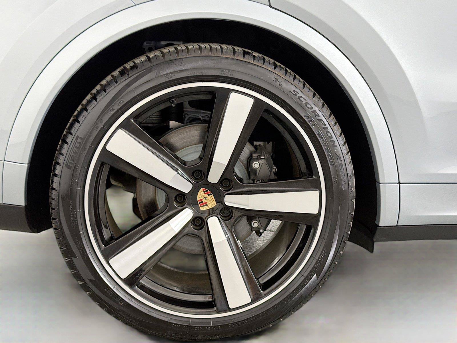 Certified 2025 Porsche Cayenne Coupe AWD/4WD image 13