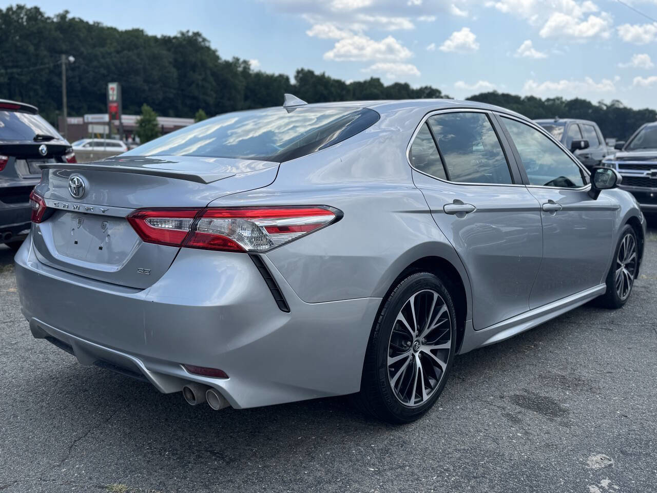 Used 2020 Toyota Camry SE image 5