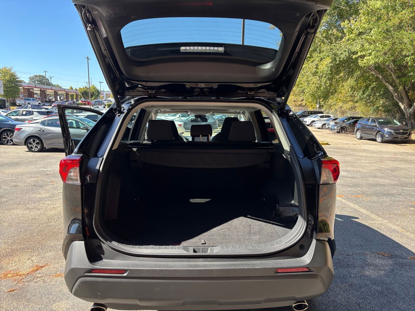 Used 2025 Toyota RAV4 XLE image 31