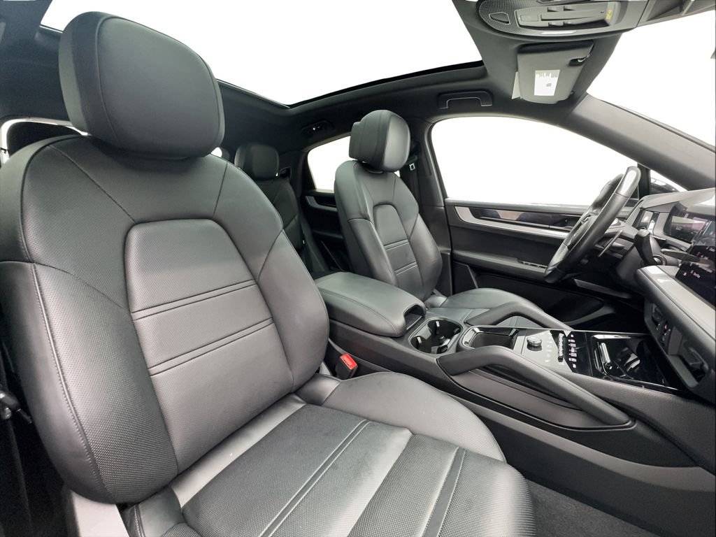 Used 2024 Porsche Cayenne Coupe image 30