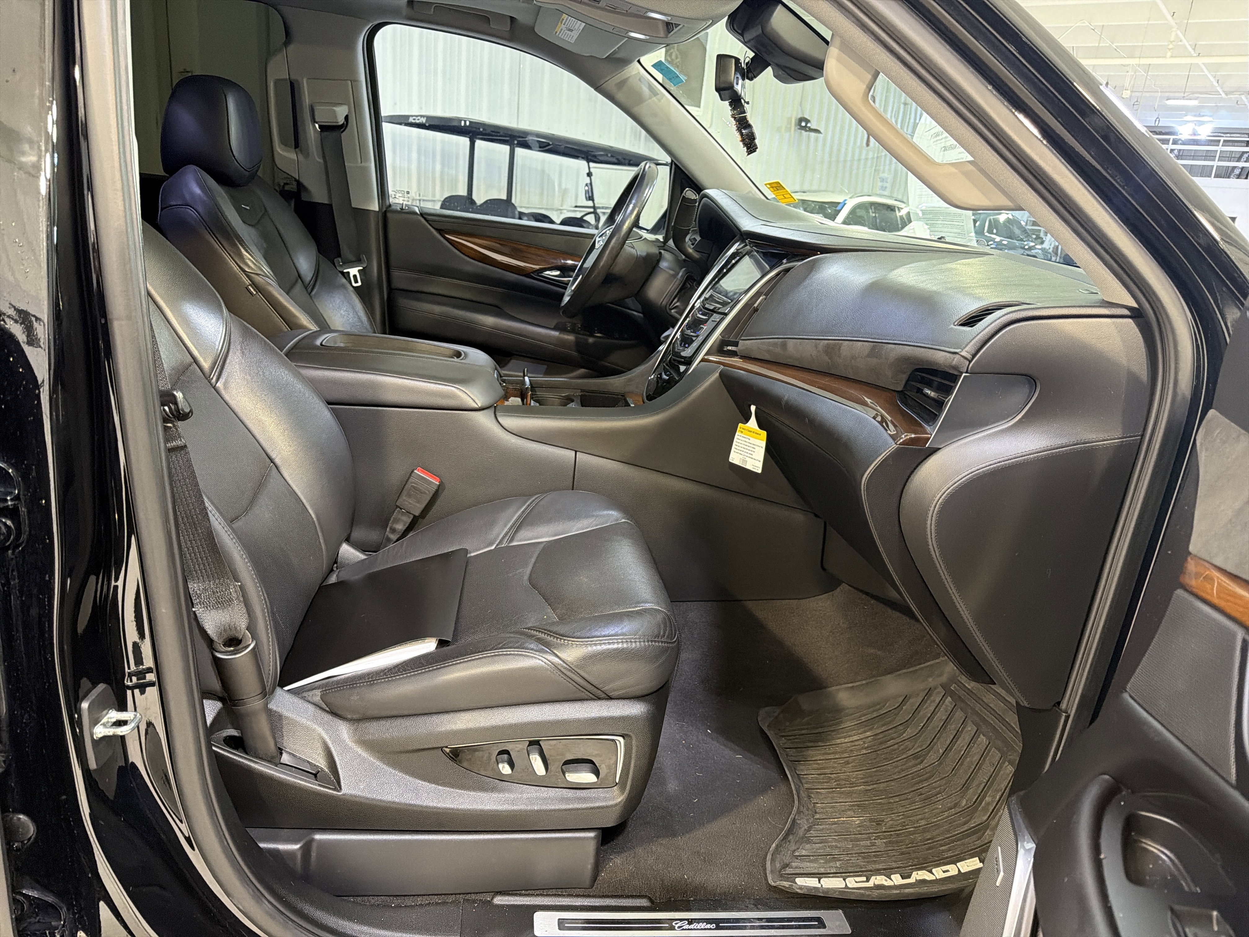 Used 2020 Cadillac Escalade Premium Luxury w/ Escalade Sport Edition image 15