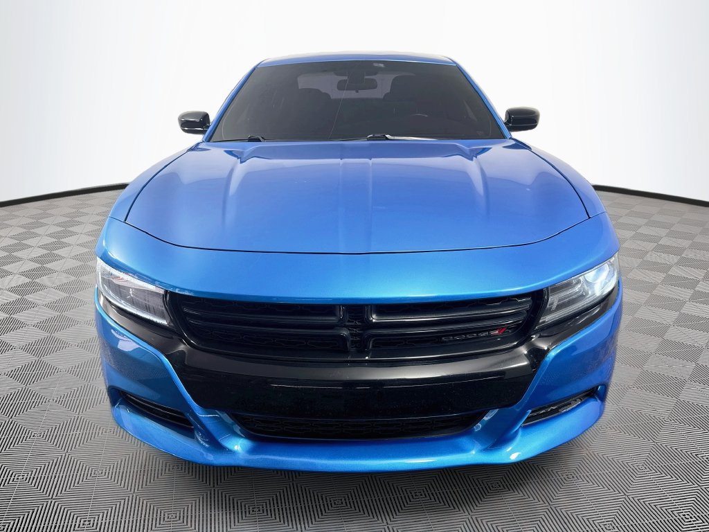 Used 2018 Dodge Charger SXT w/ Blacktop Package RWD image 2