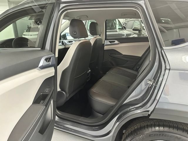 Used 2025 Volkswagen Taos SE AWD/4WD image 10