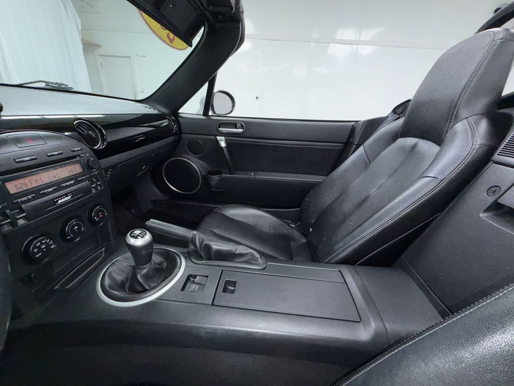 Used 2006 MAZDA MX-5 Miata Grand Touring w/ Premium Pkg RWD image 21