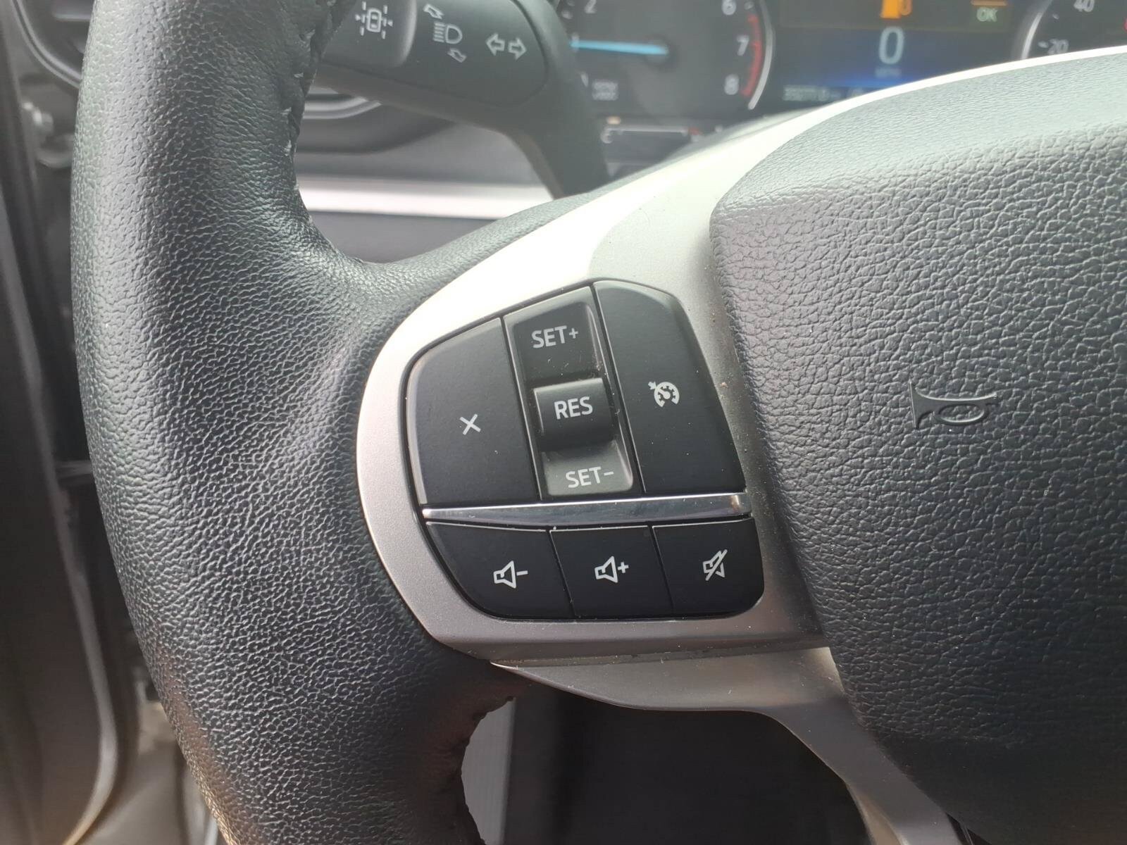 Used 2024 Ford Explorer XLT RWD image 28
