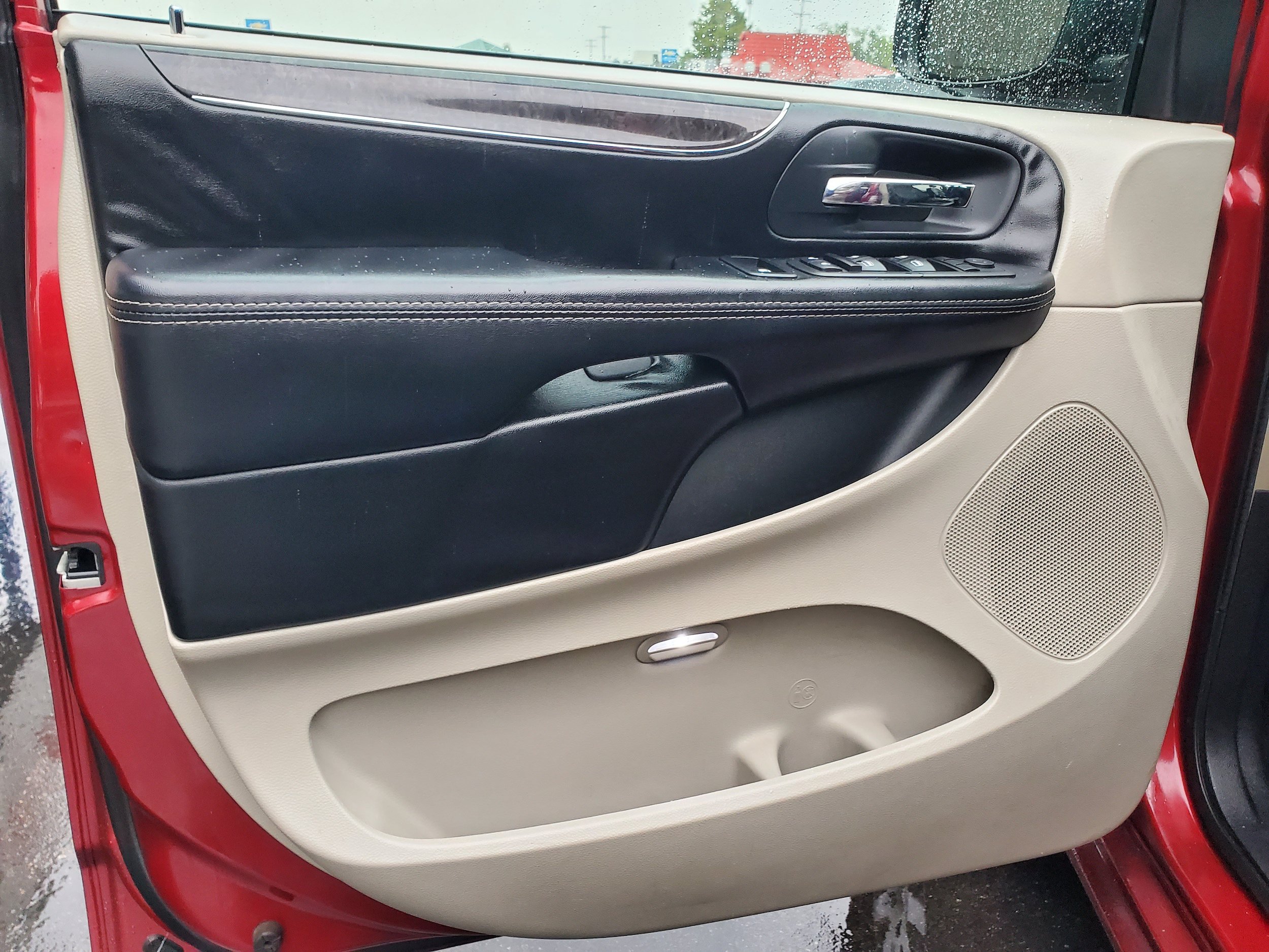 Used 2016 Chrysler Town & Country Touring FWD image 8