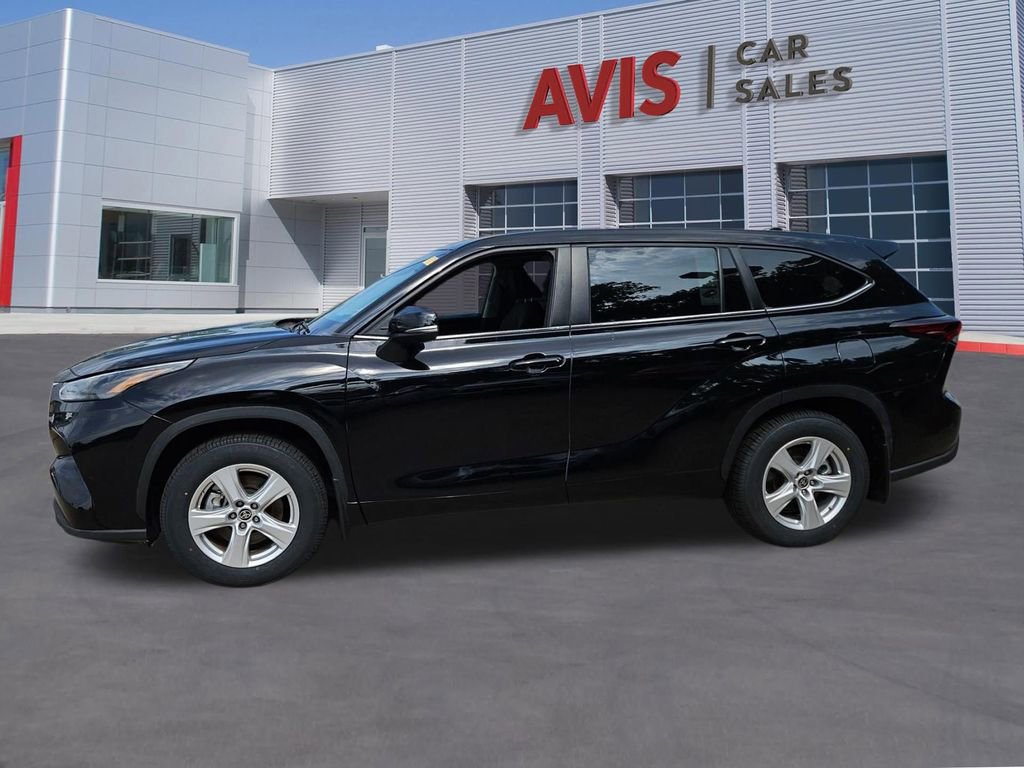 Used 2024 Toyota Highlander LE image 2