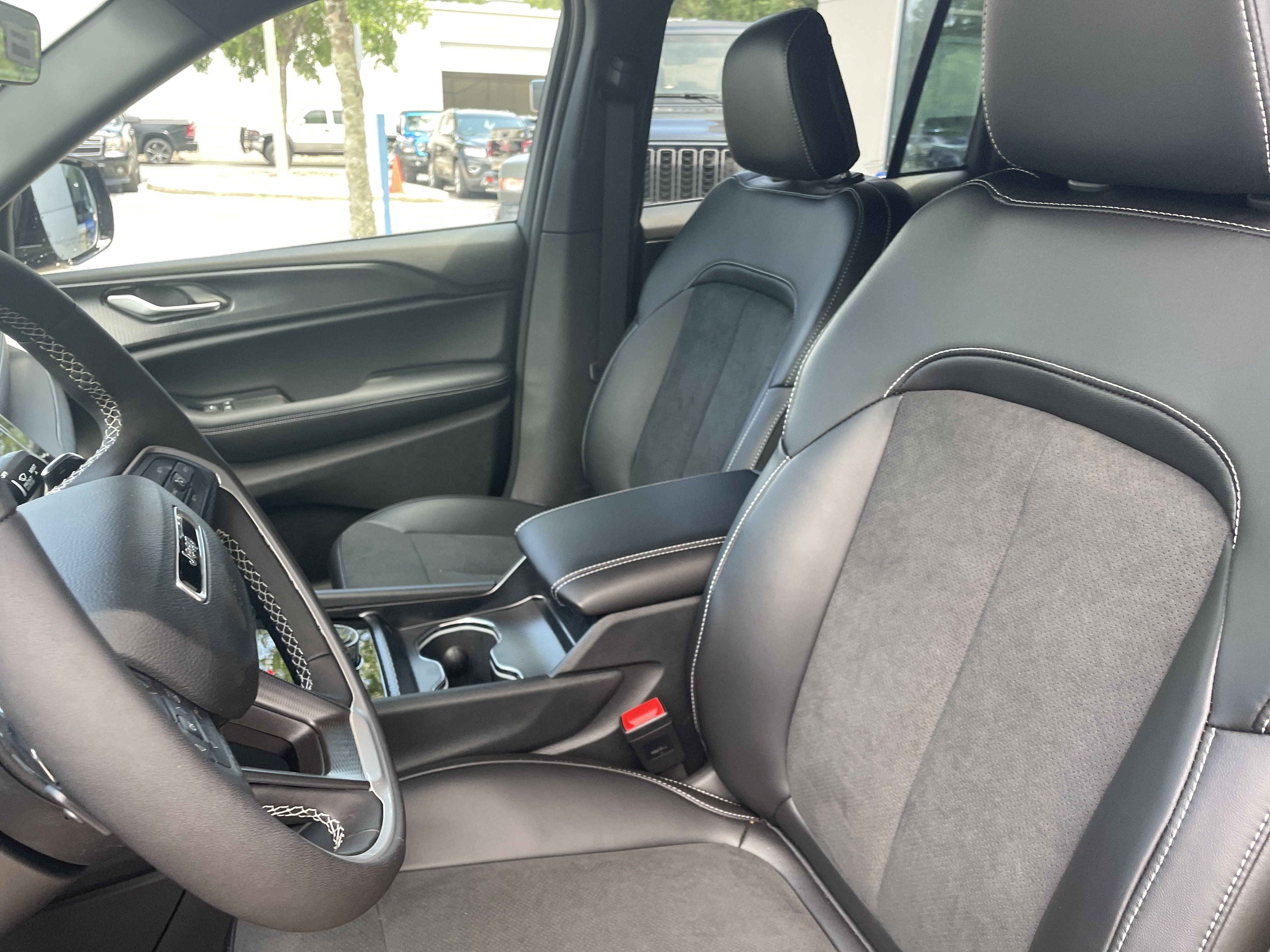 New 2025 Jeep Grand Cherokee Altitude image 13