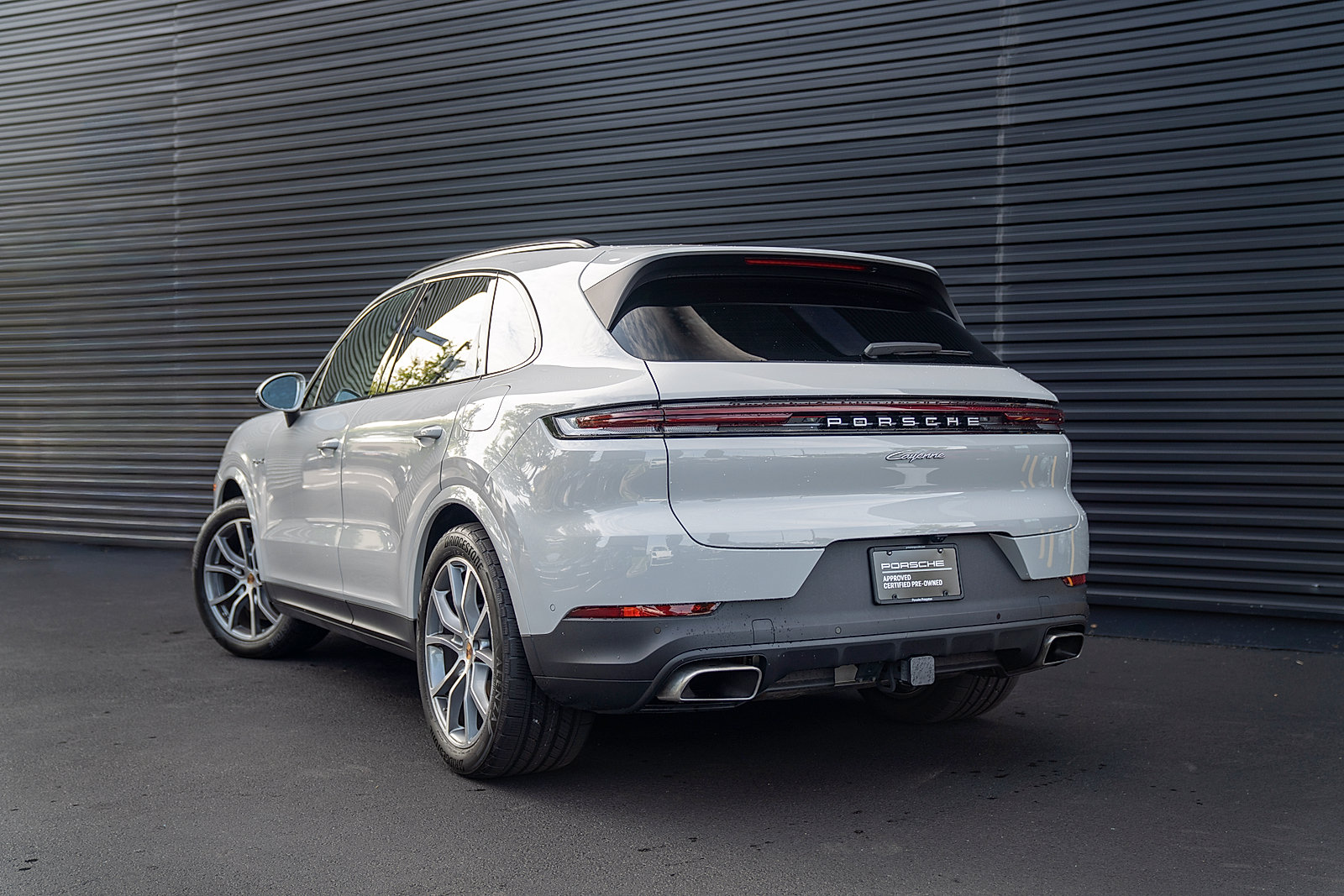 Certified 2025 Porsche Cayenne E-Hybrid w/ Premium Package Plus AWD/4WD image 3